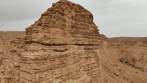 لقطات درون جوية لتشكيل صخري صحراوي ضخم