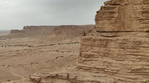 مشهد المنحدرات الصحراوية والتكوينات الصخرية في السعودية