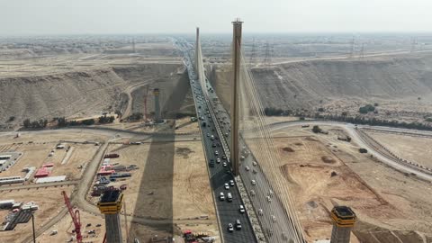 تصوير جوي لجسر وادي حنيفة المعلق في الرياض بالسعودية