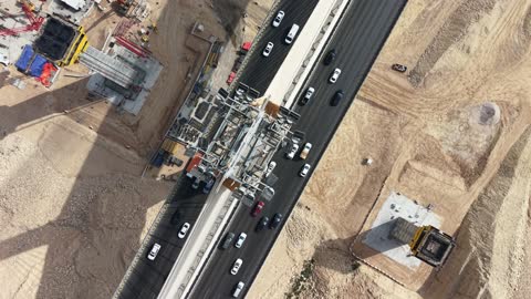 لقطة جوية لبناء جسر وحركة مرور على طريق سريع