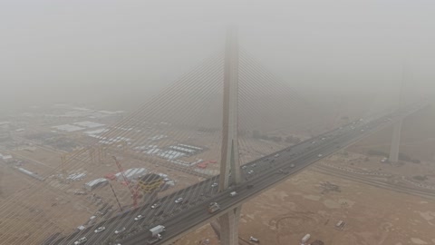 جسر وادي لبن في الرياض تصوير جوي خلال الضباب