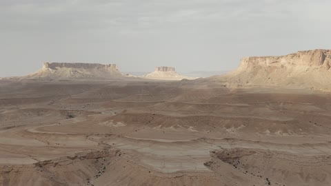 فيديو المناظر الطبيعية للهضاب والأودية الصحراوية القاحلة