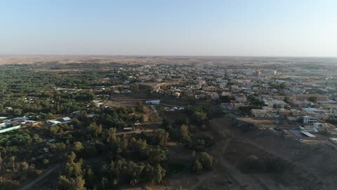 لقطات جوية لبلدة واحة صحراوية بالدرون