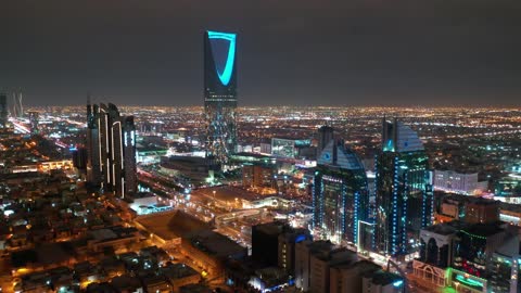 لقطة جوية لبرج المملكة وأفق مدينة الرياض ليلاً