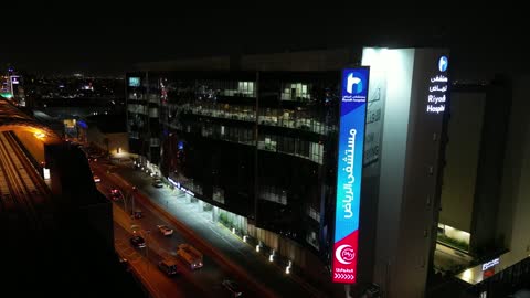تصوير جوي لمبنى مستشفى الرياض في السعودية ليلاً