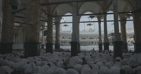 حجاج مسلمون يصلون في المسجد الحرام بمكة المكرمة