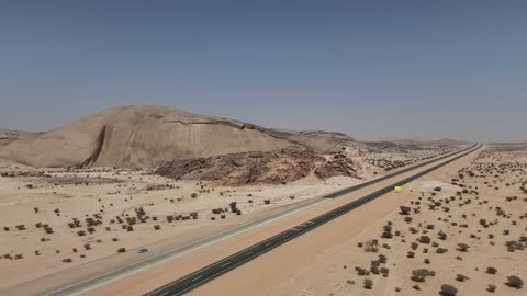 تصوير جوي للطريق السريع والجبل في الصحراء