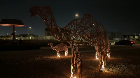 مجسم جمل هندسي إضاءة ليلية فن حضري