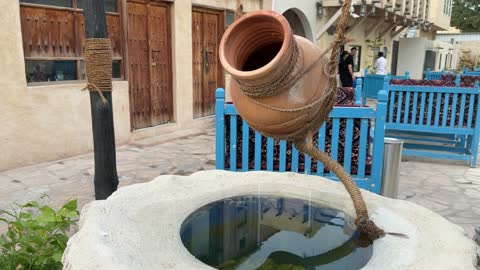 جرة ماء فخارية تقليدية في منطقة تراثية