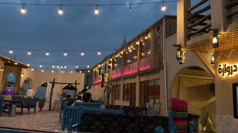 ساحة مطعم عربي تقليدي بجلسات خارجية ليلاً