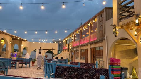 فيديو مطعم عربي تقليدي في جلسة خارجية مساءً