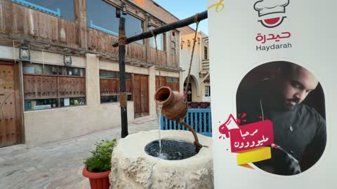 نافورة فخارية في ساحة مطعم عربي تراثي