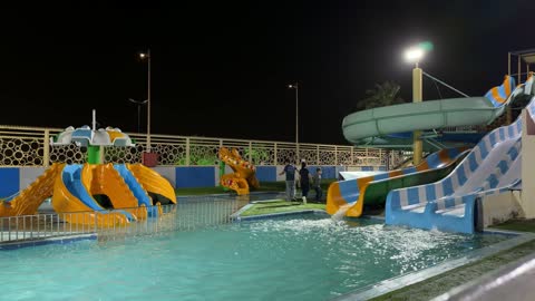 أطفال يلعبون في الحديقة المائية بالليل فيديو