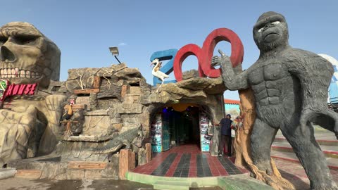 مدخل منطقة الجذب في مدينة الملاهي مع تمثال غوريلا فيديو