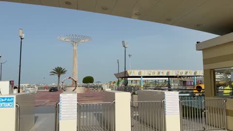 مدخل شركة بحيرة دلفن الترفيهية لقطة نهارية