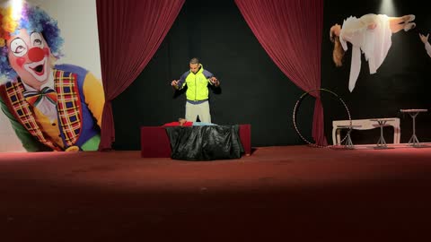 ساحر يقوم بخدعة سحرية على خشبة مسرح السيرك فيديو