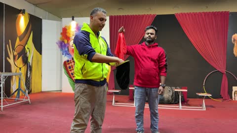 عرض سحري على خشبة المسرح بواسطة سحرة