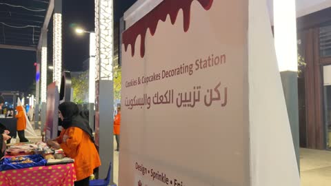 ركن تزيين الكعك والبسكويت في مهرجان ليلي خارجي