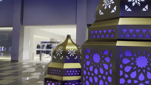 فوانيس رمضان في مركز تسوق بإضاءة بنفسجية