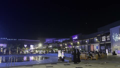 ساحة تسوق خارجية في المملكة العربية السعودية لقطات ليلية