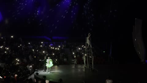 لقطات فيديو لعرض سيرك مباشر على المسرح مع جمهور يصور