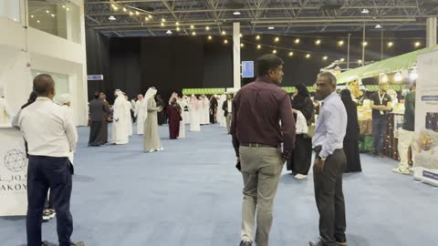 لقطات فيديو لمعرض ثقافي في السعودية قاعة عرض