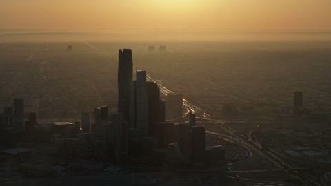 مشهد جوي لمركز الملك عبدالله المالي بالرياض شروق