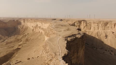 لقطة جوية لحافة جرف جبل صحراوي في المملكة العربية السعودية