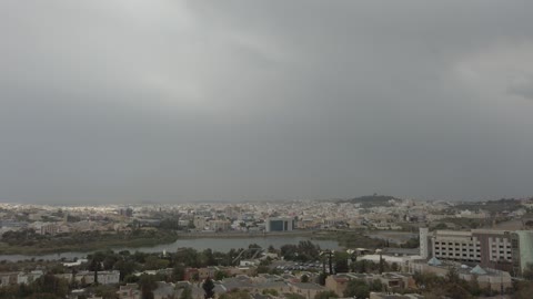 بانوراما مدينة أبها السعودية تحت سماء غائمة