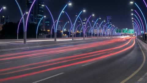 مسارات أضواء الطريق السريع الليلية مع أقواس النيون