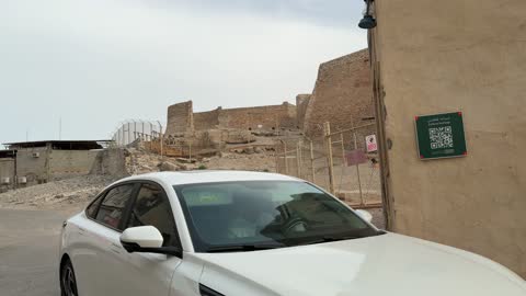 سيارة شانجان تقود بجوار قلعة تاروت السعودية