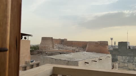 باب خشبي تقليدي ومشهد لقلعة سعودية قديمة