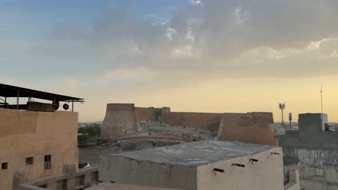 فيديو لقلعة حجرية تاريخية قديمة عند غروب الشمس