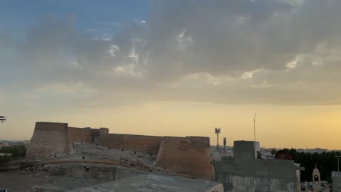 فيديو غروب الشمس فوق قلعة حجرية قديمة ومنظر المدينة