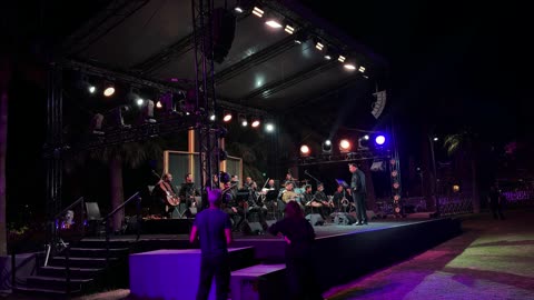 أوركسترا عربية تعزف على مسرح خارجي في الليل