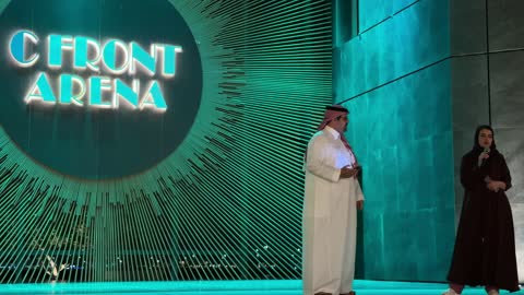 مقدمو برامج سعوديون على المسرح مع إضاءة متغيرة