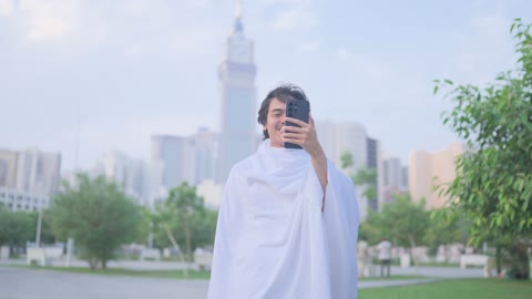 فيديو رجل بملابس الإحرام في مكة يلتقط سيلفي بالهاتف
