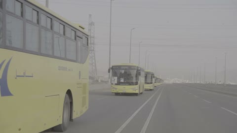 حافلات نقل الحجاج على الطريق السريع في السعودية