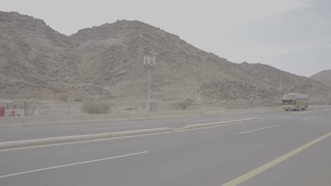 حافلة الحج تسير على الطريق السريع في السعودية