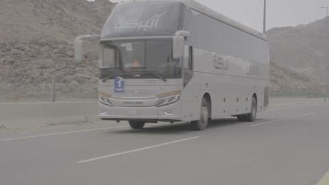 حافلة نقل الحجاج تسير على طريق سريع في السعودية