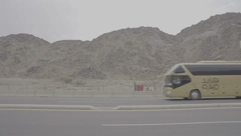 حافلة الحج تسير على طريق مكة السريع فيديو