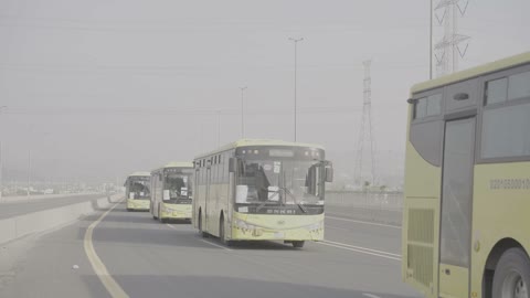 حافلات الحج الصفراء تسير على الطريق السريع في السعودية