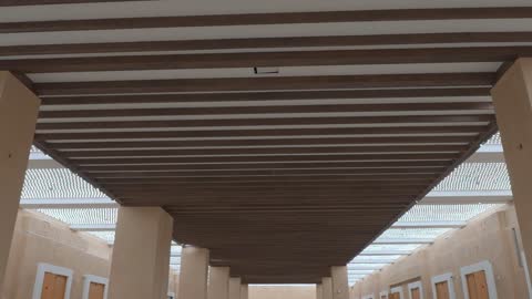تصميم معماري لسقف خشبي وممر في سوق تقليدي