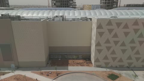 لقطة جوية لواجهة مبنى تجاري حديث