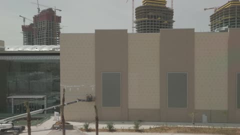 لقطة جوية لمبنى تجاري قيد الإنشاء