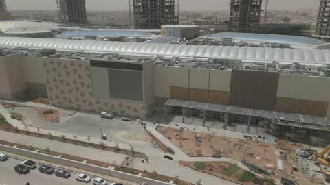 لقطة جوية لموقع بناء مركز تسوق تجاري