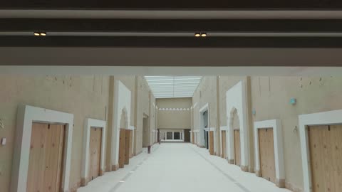 ممر داخلي بتصميم معماري نجدي حديث بلقطة تتبع