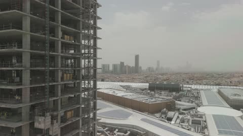 لقطات جوية لبناء ناطحة سحاب شاهقة في المدينة
