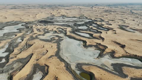 لقطات جوية للسبخات الملحية في الصحراء