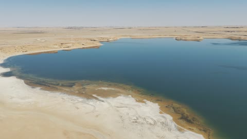 لقطة جوية للبحيرة الزرقاء في الصحراء